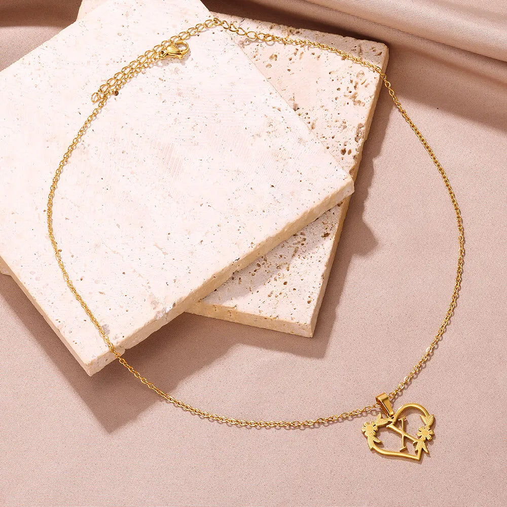 Personalisierte Herz-Kette mit Blumen & Initialen